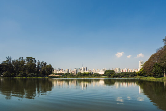 S&atilde;o Paulo refletida no lago de um de seus principais parques, o Ibirapuera. 
