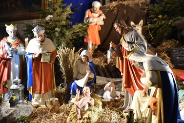 Santons de la nativité dans la crèche de Noël