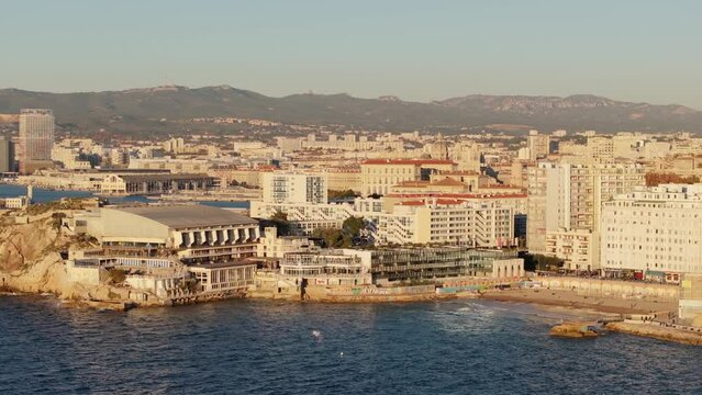 Vue aérienne de la plage des Catalans à Marseille avec le Cercle des Nageurs et le Vieux Port en arrière plan