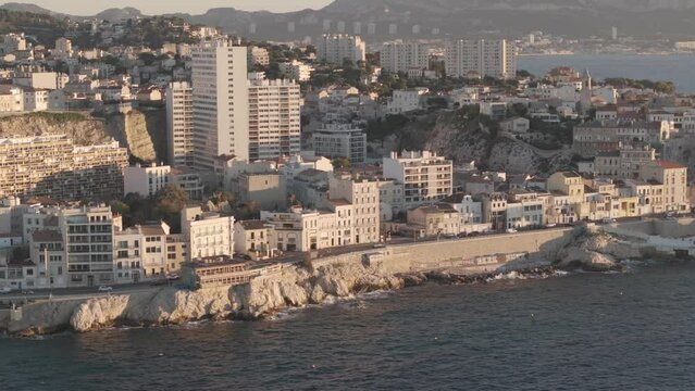 Vue a&eacute;rienne de Marseille, Corniche Kennedy, Vallon des Auffres et Endoume