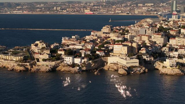 Vue a&eacute;rienne de Marseille, Corniche Kennedy, Vallon des Auffres et Endoume