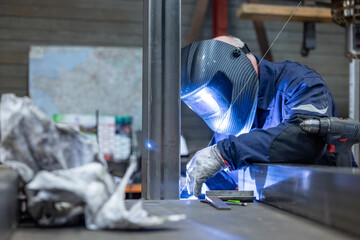 Soudure en train de travailler des poteaux métalliques 