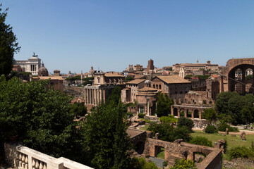 Fototapeta na wymiar Restos de las ruinas del foro de Roma en Italia