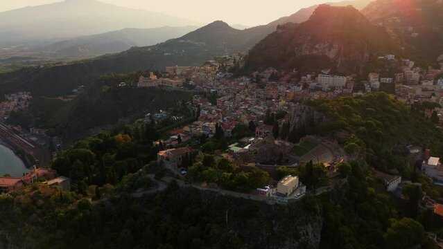 Sizilien Drohnenflug Sonnenuntergang Amphitheater Mittelmeer