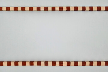 赤と白のウッドキューブが交互に並ぶ白い背景のラインフレーム