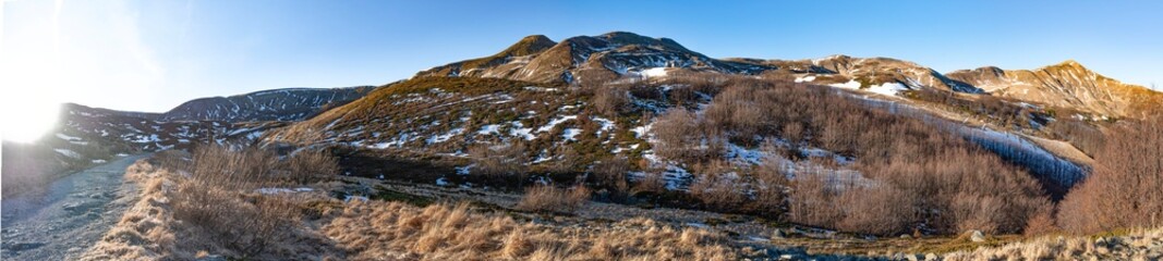 Fototapeta na wymiar Panoramica del comprensorio del Corno alle Scale striato di neve