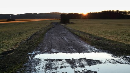 Sonnenuntergang mit Feldweg
