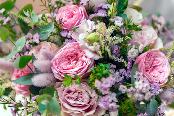 Primo piano di un coloratissimo bouquet da sposa con peonie, matrimonio italiano 