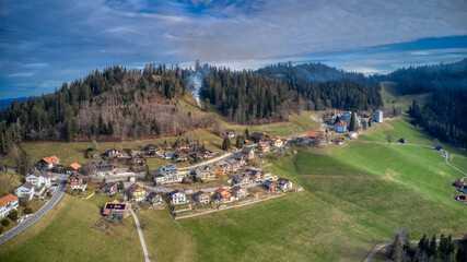 Blick über Heiligenschwendi in Richtung Thuner See, Schweiz, Januar 2024