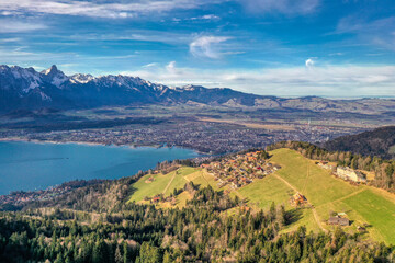 Blick über Heiligenschwendi in Richtung Thuner See, Schweiz, Januar 2024