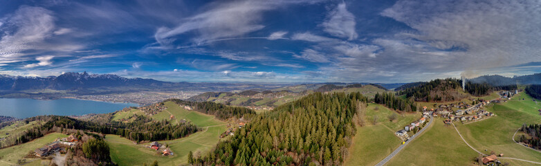 Fototapeta premium Blick über Heiligenschwendi in Richtung Thuner See, Schweiz, Januar 2024