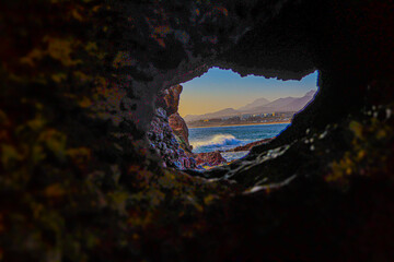 montagnes bord de mer au couch&eacute; de soleil 