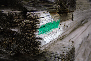 Oznakowanie szlaku na starej belce drewnianej. 