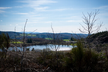 Lac en montagne en automne