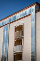 Bâtiment en ville un jour ensoleillé