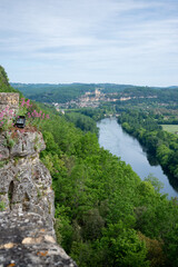 Vue sur une forteresse qui surplombe une rivi&egrave;re