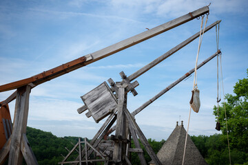 Trébuchet sur les murailles d'un château