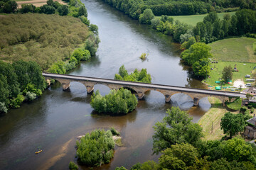 Pont qui enjambe la rivi&egrave;re en &eacute;t&eacute;
