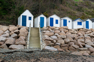 Cabanes de bord de plage en Normandie