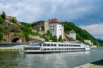 Veste Niederhaus, berühmte Festung und Burg mit Flusskreuzfahrt auf der Donau im Vordergrund,...