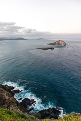 Scenic ocean vista from a lush hilltop in O'ahu, Hawaii - obrazy, fototapety, plakaty