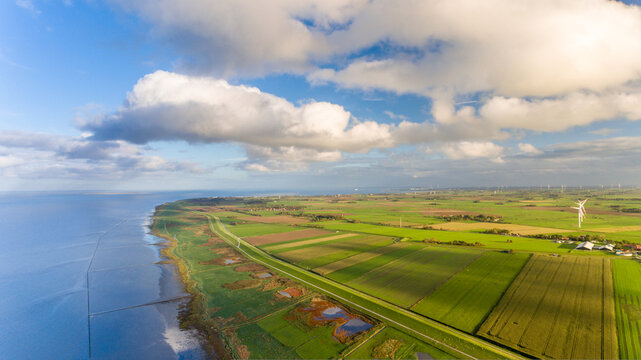 Wundersch&ouml;nes Luftbild von Nordsee-K&uuml;ste in Deutschland nahe Schillig
