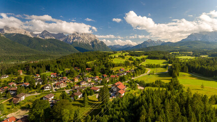 Kr&uuml;n in Bayern Deutschland vor malerischer Bergkulisse