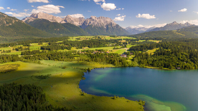 Barmsee bei Kr&uuml;n Mittenwald in den Alpen