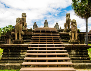 Stunning entrance gate of Angkor Wat, with wooden stairs, four lion statues and the three towers symbol of cambodian flag, Siem Reap, Cambodia
- 724227839