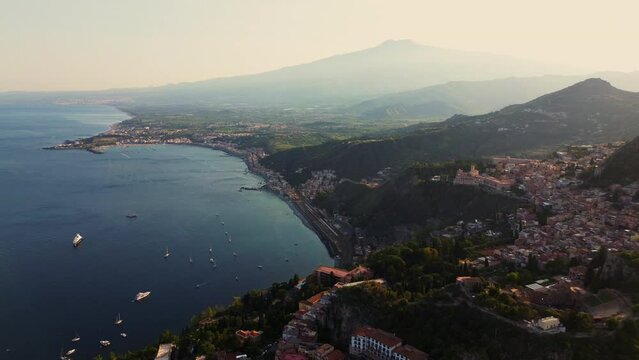 Sizilien Drohnenflug Sonnenuntergang Amphitheater Mittelmeer