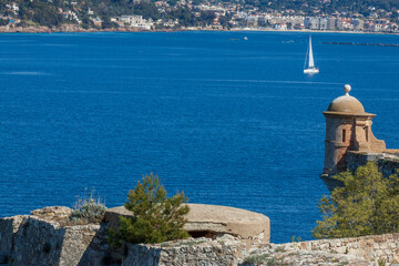 ile sainte marguerite, cannes, France, vue sur la plage et la mer, paysage, ciel bleu, vacances,...