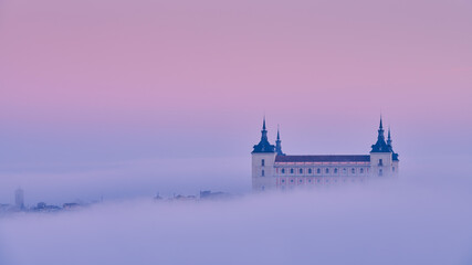Naklejka premium Foggy sunrise over an historical building