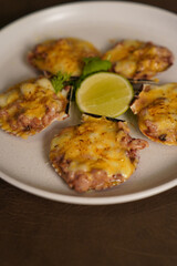 Plato con Ostiones a la parmesana