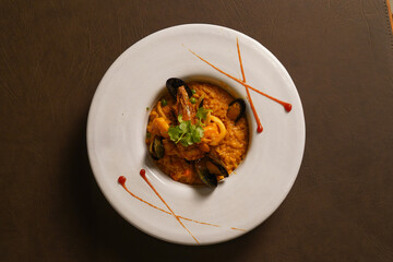 Risotto con frutos del Mar en fondo marrón oscuro