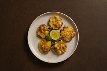 Plato con Ostiones a la parmesana