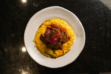 Risotto con lomo salteado y verduras