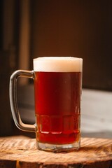 Chopp de cerveza artesanal bien frio en fondo marrón oscuro