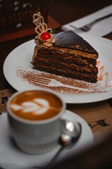 Plato de torta de chocolate con café espresso