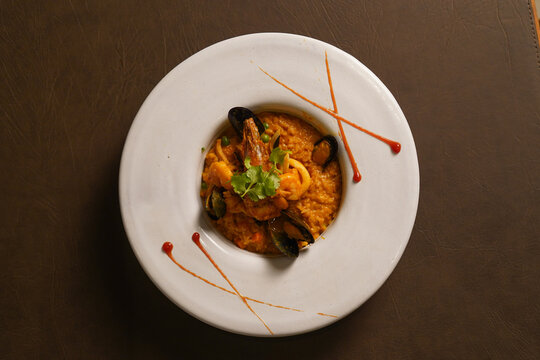 Risotto con frutos del Mar en fondo marr&oacute;n oscuro