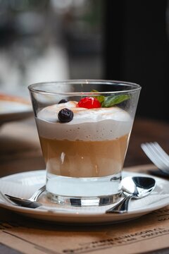 Postre suspiro a la lime&ntilde;a en un fondo de restaurante desenfocado
