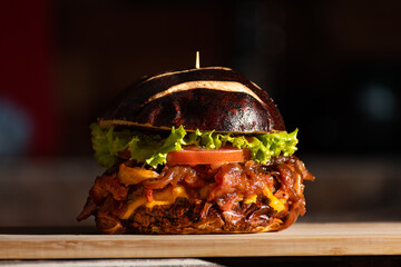 Delicious and provocative burger prepared with artisanal meat, vegetables, artisanal brioche bread and other ingredients