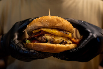 Delicious and provocative burger prepared with artisanal meat, vegetables, artisanal brioche bread and other ingredients