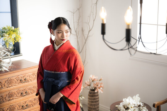 日本の美しい着物、袴のカッコイイ前撮りや記念写真のイメージ アジアンビューティー	俯瞰