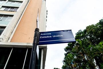 Obraz premium Signpost indicating Avenida Estados Unidos in the Commerce neighborhood in the city of Salvador, Bahia.