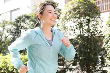 ランニングやウォーキングをする若い女性