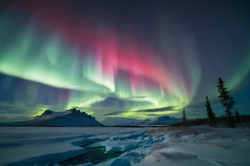 Photo sur Plexiglas Aurores boréales aurora borealis over the mountains