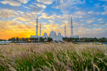 The Sheikh Zayed Grand Mosque, the largest mosque in the UAE, as the sun sets behind, in Abu Dhabi, United Arab Emirates.