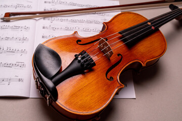 Fototapeta na wymiar Halbe Geige mit Bogen liegt auf Notenblatt, Studioaufnahme, Deutschland