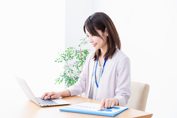 オフィスで事務作業をする若いビジネスウーマン