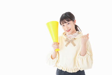 応援をする若い女性